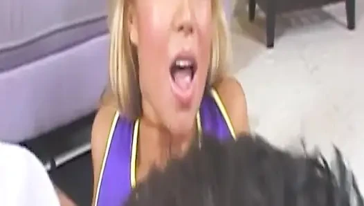 Cewek sange ini lagi asik dijilat dan di-fingering sampai lubangnya menganga lebar