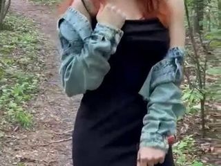 Sexy figa dai capelli rossi cammina nei boschi quasi nuda