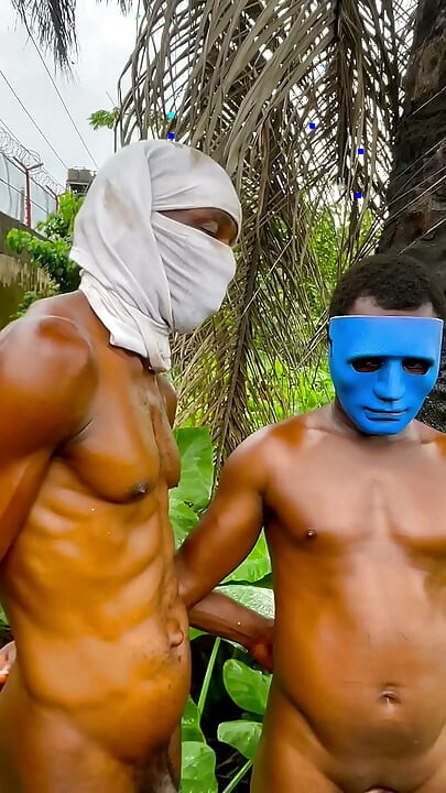 Trío con hombres africanos al aire libre