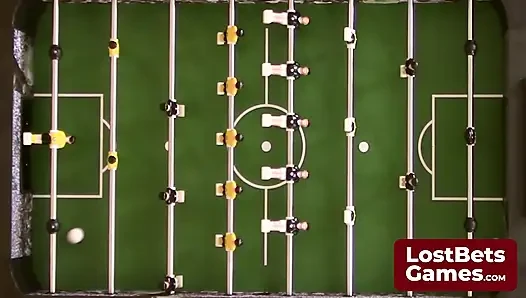 Permainan foosball striptis menjanjikan hadiah tamparan di akhir