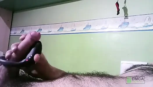 Yatakta yatarken boşalana kadar oyuncağımla oynuyorum.