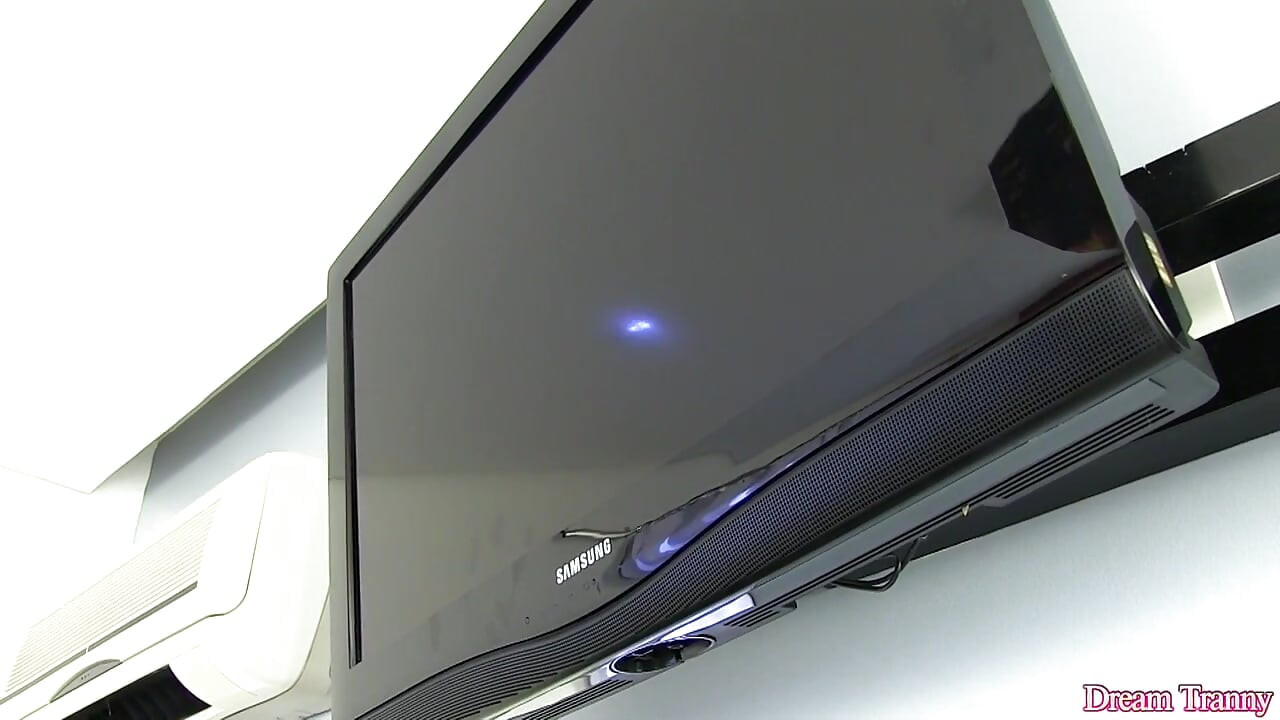 Napaljena trans mehaničarka Julia Steinkopf igra se sa svojim kurcem i alatom