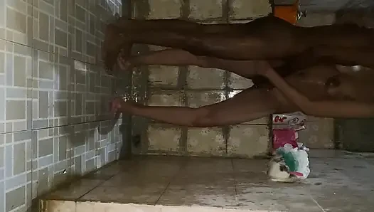 Ich werde mit einem Schüler duschen, der unter der Dusche ist.