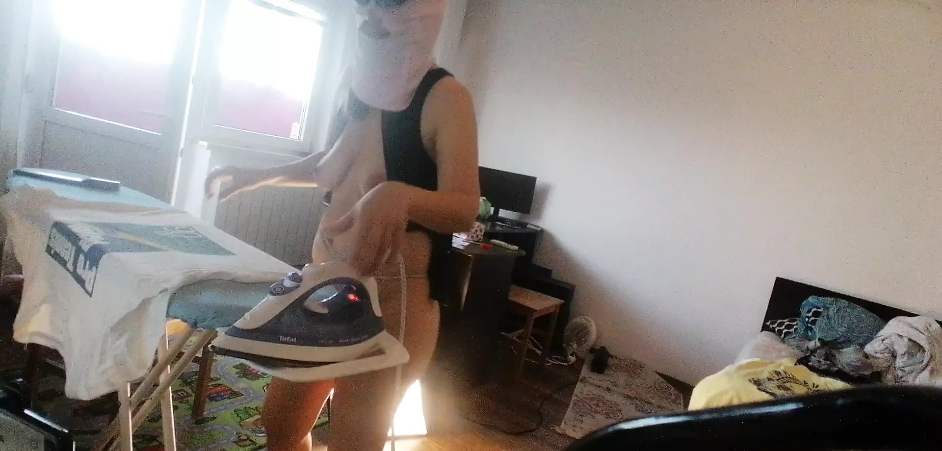 Moglie sexy che fa le faccende domestiche nuda. Sborra sul grosso culo della moglie. Preliminari caldi con una coppia, massaggio con olio sul corpo.