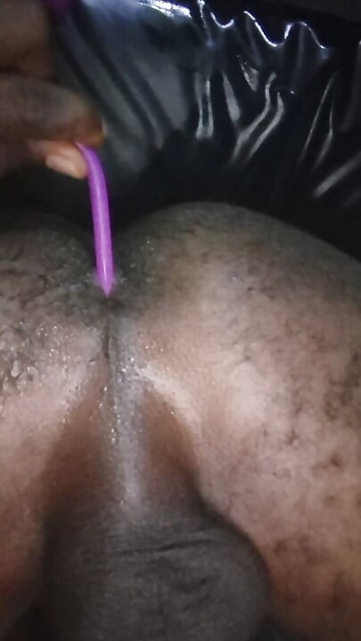 Primera vez con dildo anal
