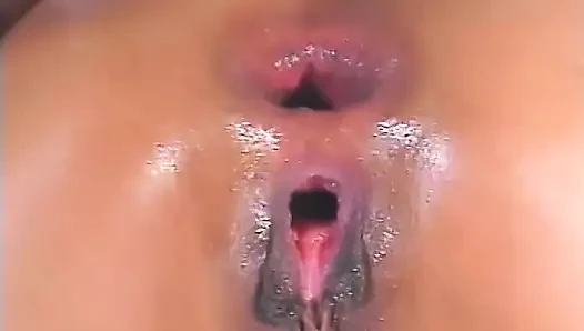 Cewek sange Asia dengan kain merah muda ngentot dua kontol dan telan sperma