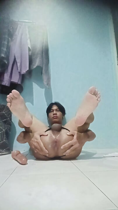 Femboy medyo nag-talsik ng tamod mula sa bagong laruan