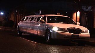 Partouze dans la limousine du patron!