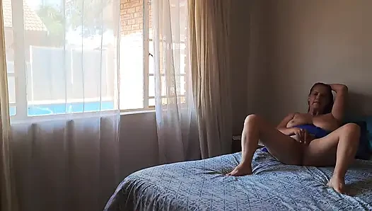 Aldatan evli kadın mastürbasyon yaparken yakalandı. Kocası işteyken havuz çocuğuyla sikişiyor!