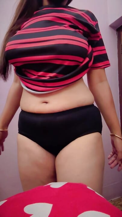 Movimentos sensuais que querem agarrar meus peitos