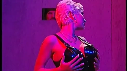 Harika sarışın sürtük gizli odada birkaç yarak emiyor ve bir bardak sperm yutuyor