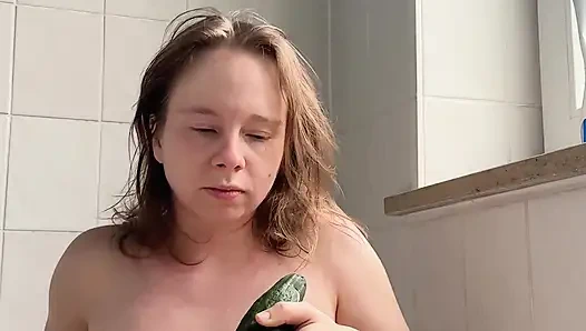 Mentimun Terlalu Tebal Untuk Vaginaku