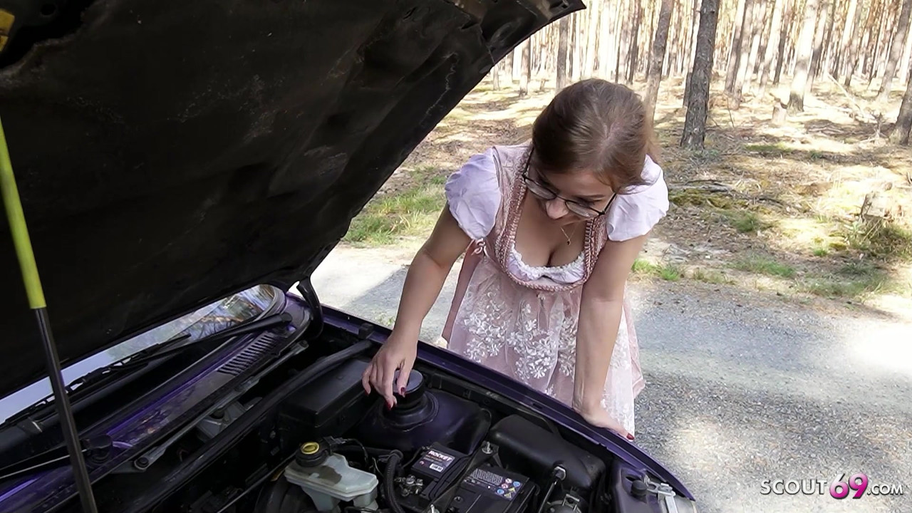 小柄なドイツのメガネガールTinyEmilyは、車の故障の助けのために見知らぬ人にファックを与える