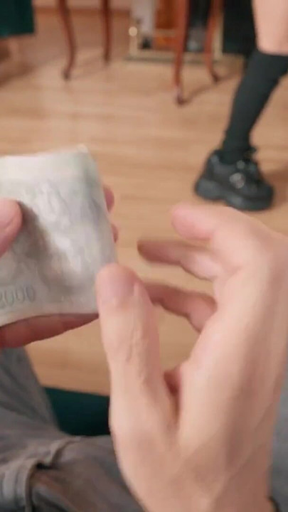 HUNT4K. Une touriste japonaise à forte poitrine baise un inconnu devant son copain stupide | Clip 1