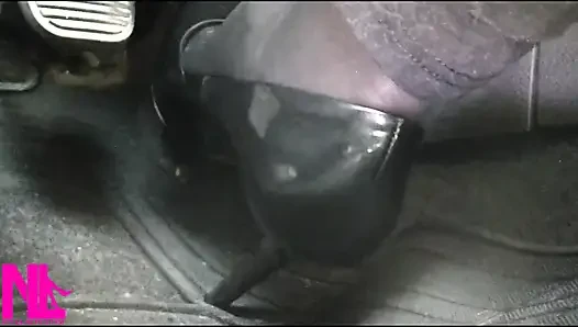 Revvieren und Fahren in schwarzer strumpfhose und grauen high heels