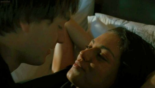 Mila Kunis целуется в душе