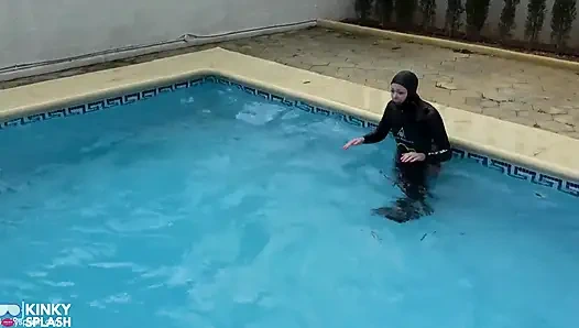 Wetsuit esaret denizkızı kaygan havuzda yüzgeçler, ip ve derin dalış