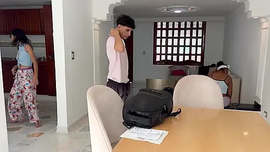 Istriku nggak tahu kalau aku menyelentot pembantuku ke dalamnya, dan dia sangat menikmati kontol besarku.