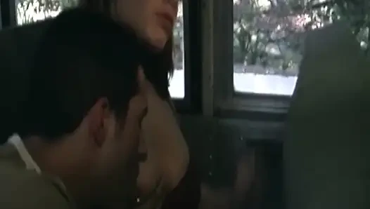 Tante seksi rambut cokelat lagi asik nyepong kontol dan dientot habis-habisan di bus