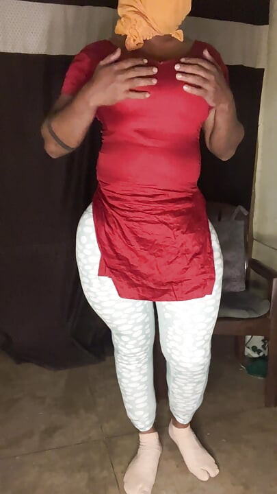 サテンシルクのドレススーツ サルワール ホットな女装者 大きな胸と胸