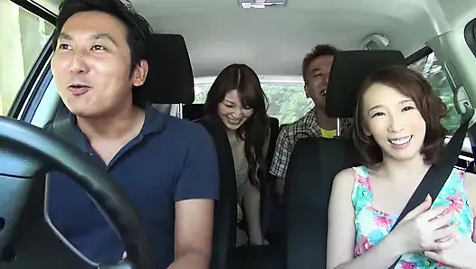Japon dörtlü seks - 2 ateşli 20 yaşındaki kıllı amcıklı kız 2 adam tarafından grup seks yapıyor