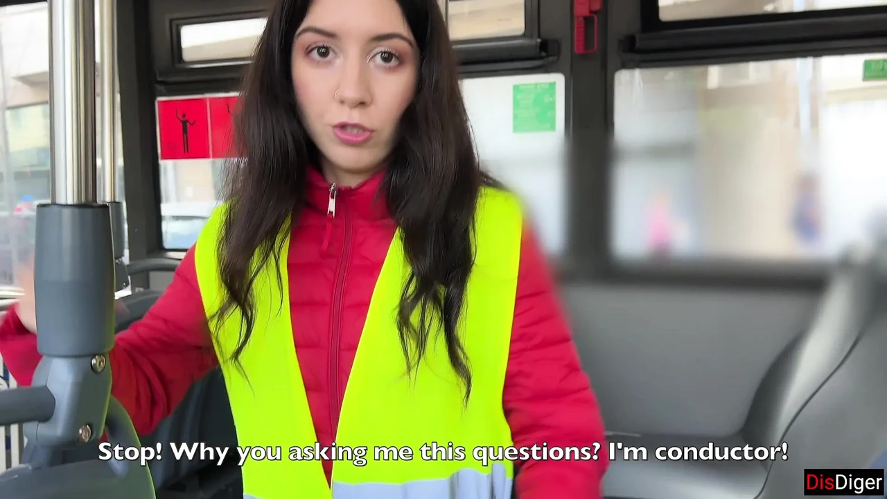 公交车指挥发现作弊乘客，她受到惩罚