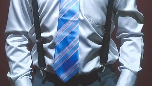 Masturberen in een satijnen overhemd en stropdas