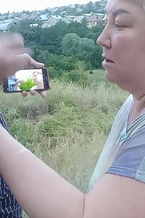 Ich masturbiere einen schwanz im park und komme in den mund einer hure