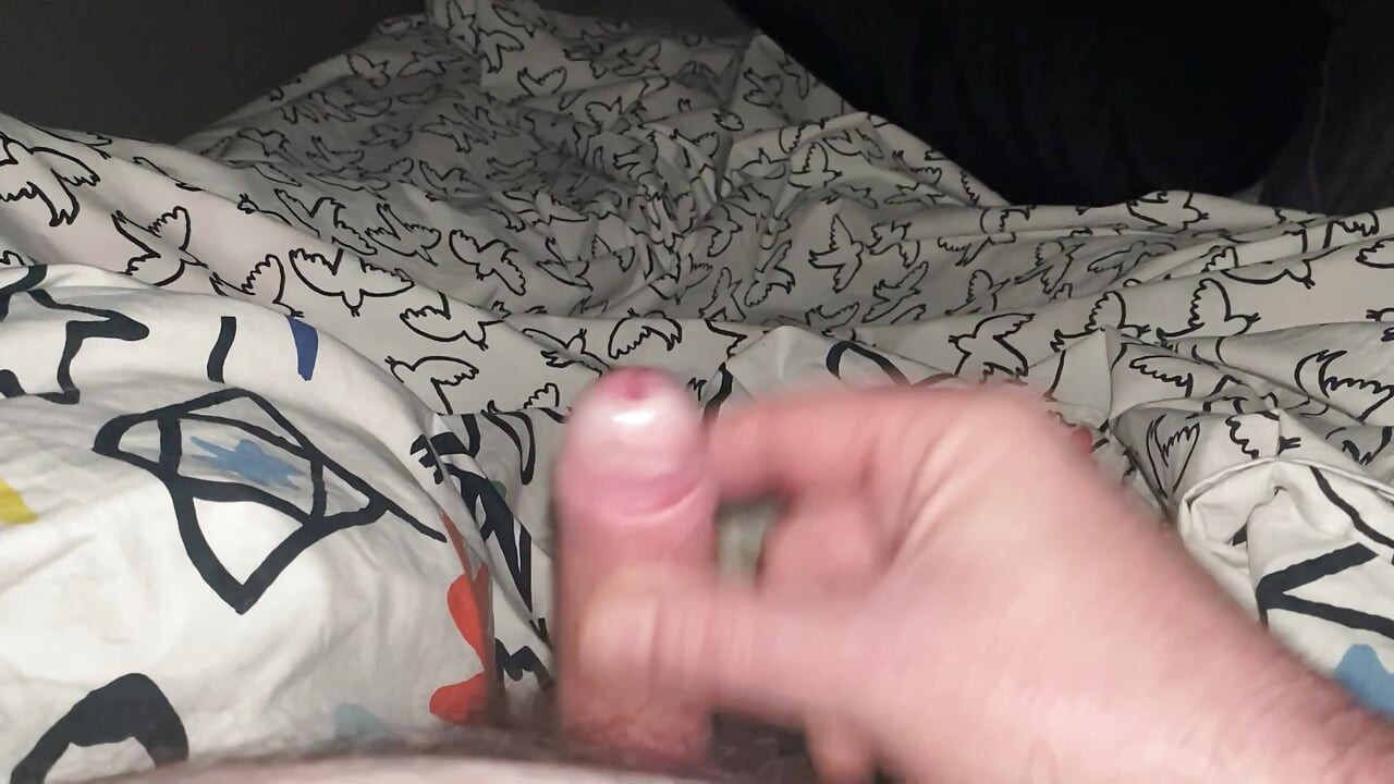 Çok küçük yarağımı okşuyor porno izliyorum