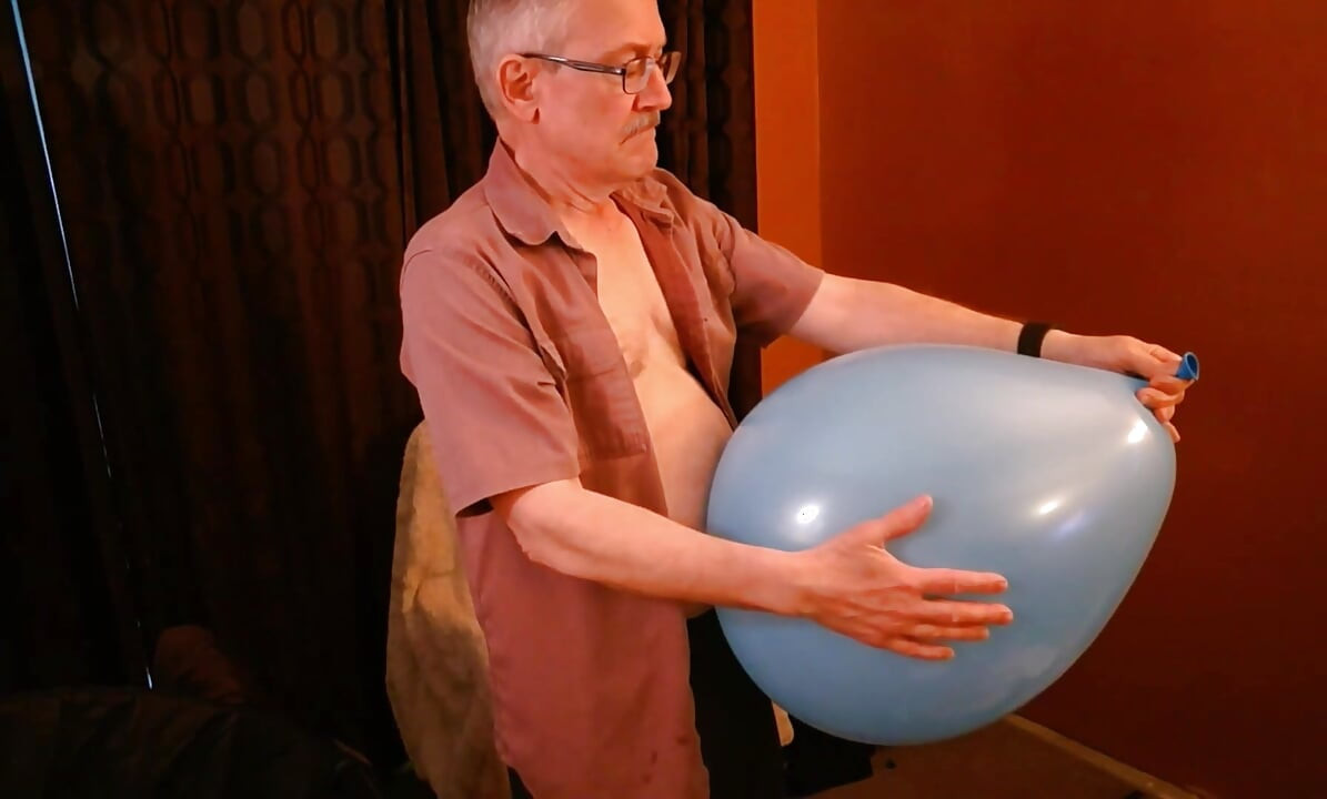 154) Big Round Balloon Fun w Kinky Daddy
