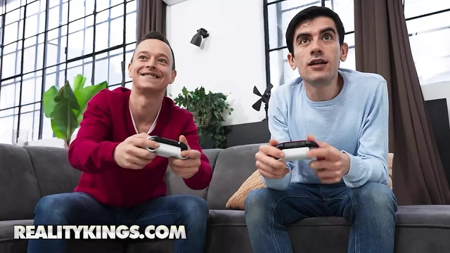 REALITY KINGS - Lilly Mays подкрался к Jordi для тихого траха, пока его друг продолжает играть