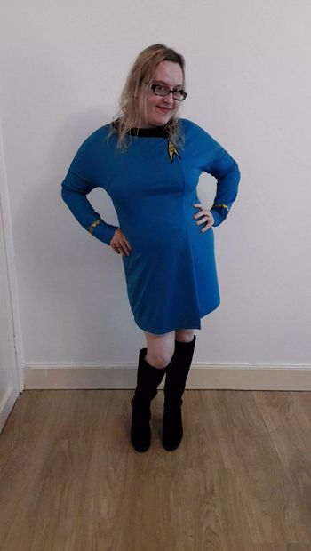 Stoute Star Trek-verpleegster cosplay in laarzen