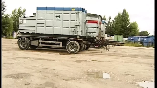 Mechanikerin zeigt was Sie hat