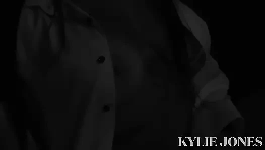 Kylie Jones разоряет машина для траха в подземелье