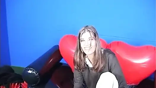 Симпатичная шлюшка сосет член в видео от первого лица