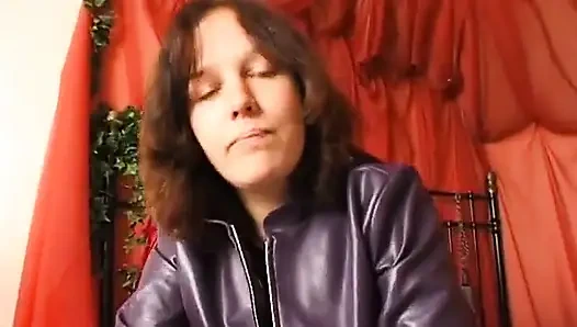 Brünette mit kleinen titten fingert und reibt ihre muschi