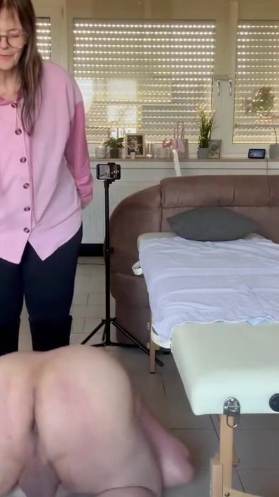 Mia budak seks domlady mencambuk dan menghukum budak seksnya dengan listrik dan kawat gigi - bagian 1 | Klip 2