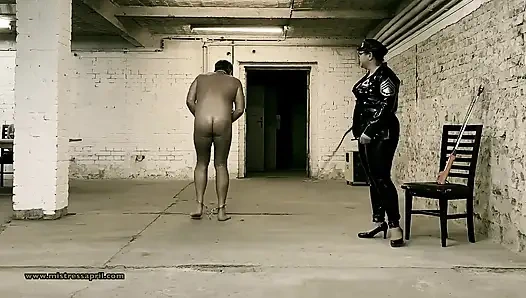 Домина госпожа April - ячейка 45, упражнение во дворе