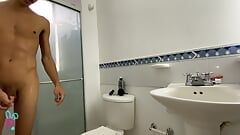 Sexy jongen uit Medellin heeft plezier onder de douche tijdens het baden