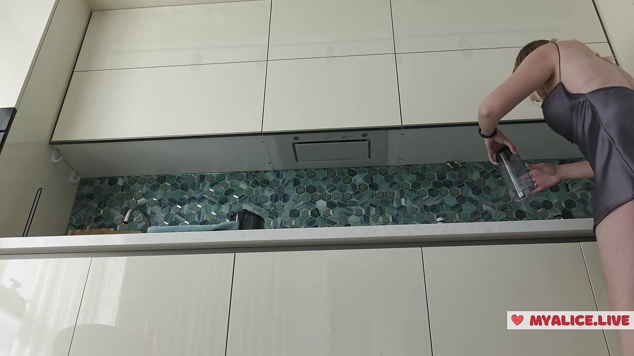 Punto de vista: mi compañera de cuarto se olvidó de bragas, su coño y grandes tetas tan calientes