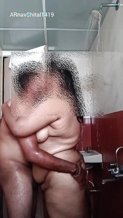 Mandi ramantik dengan bhabi montel saya