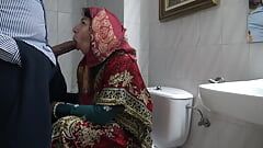 Une maman amateur turque perverse suce une grosse bite noire en Allemagne