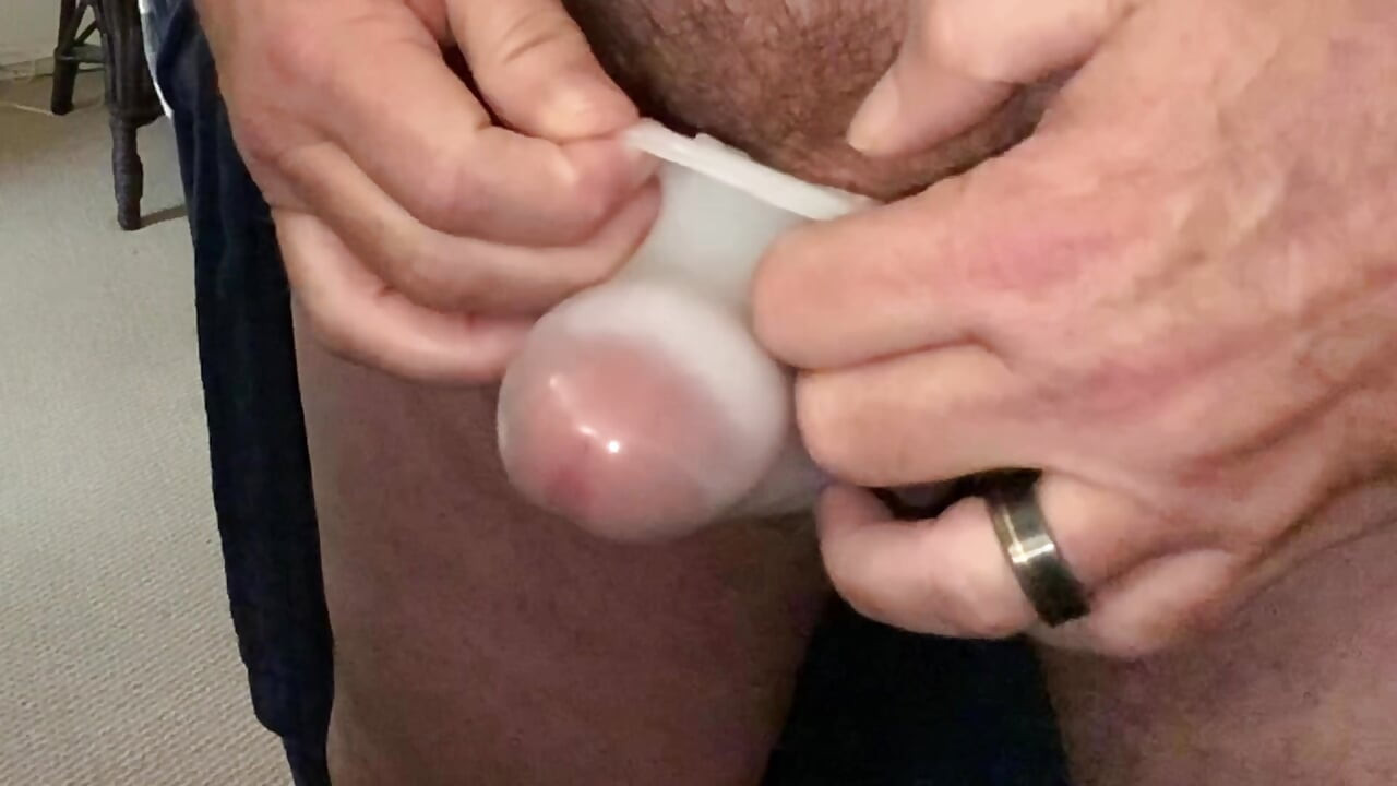 Mainan mulut saku dengan precum