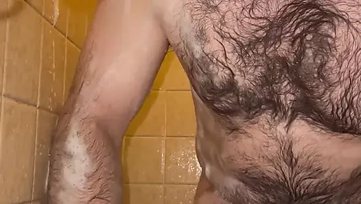 Механик с большим пенисом в душе