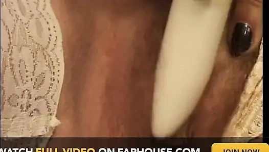 Sarışın orta yaşlı seksi kadın dildoyla sikiliyor