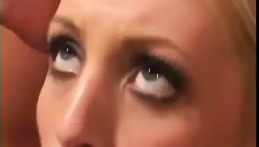 Горячая блондинка принимает массивный черный член