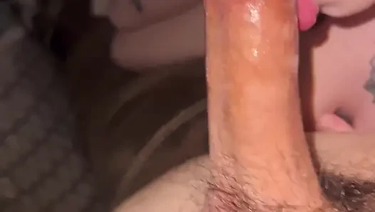 Cewek nakal ini suka banget nyepong kontol dan telan sperma