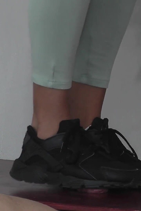 While Nomi Is on the Phone, the Slave Has an Orgasm