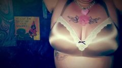 Une femme BBW tatouée enlève des cintres énormes avec un soutien-gorge de 40 g