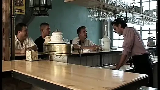 Rothaarige deutsche milf reitet großen schwanz in der bar